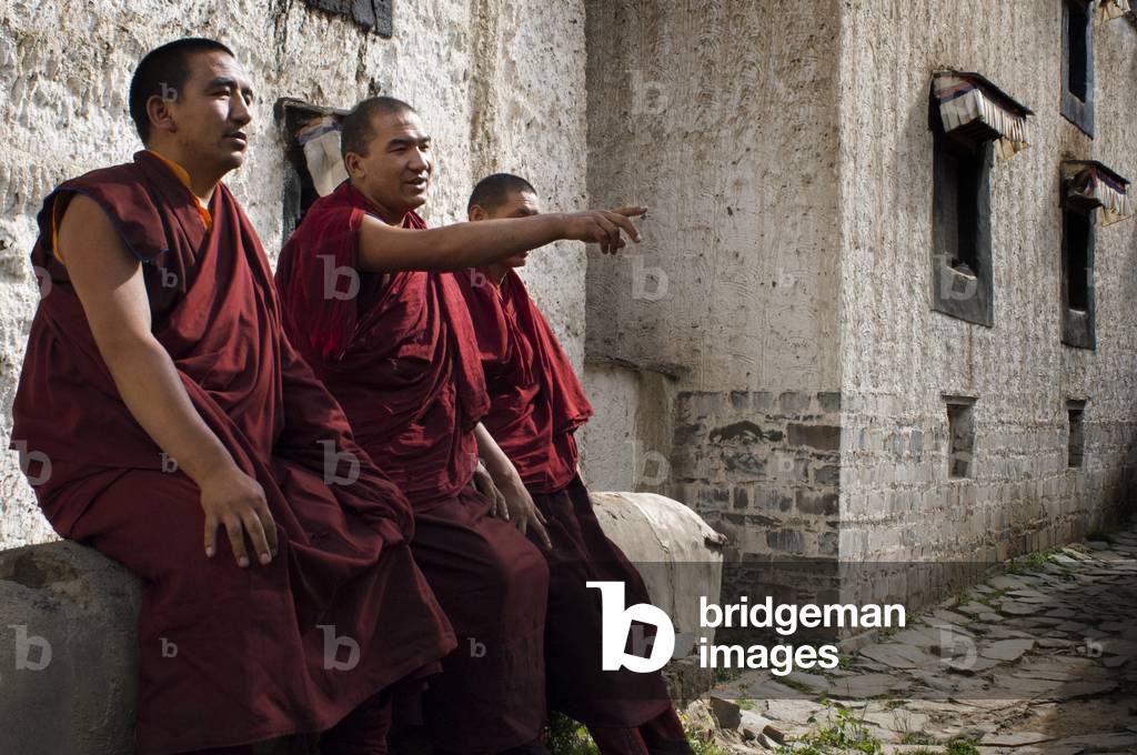 Monks inside Tashilumpo Monastery at Shigatse, Tibet, China (photo)