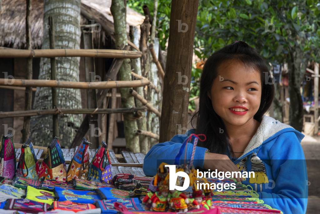 Hmong and Khmu children selling souvenirs near Luang Prabang, Laos (photo)
