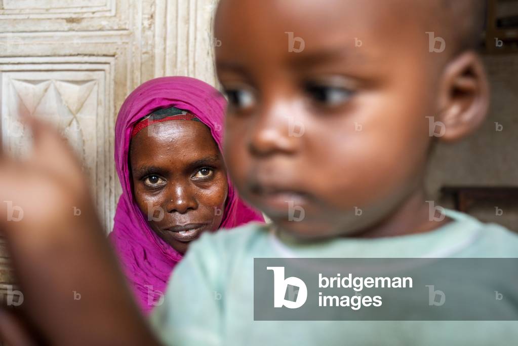 Taking care of the children, Afrikable spanish NGO in Lamu island Kenya, This association tries to empower women who have been victims of abuse, By making souvenirs that are later sold in the village store and the schooling of their children, 2020 (photo)