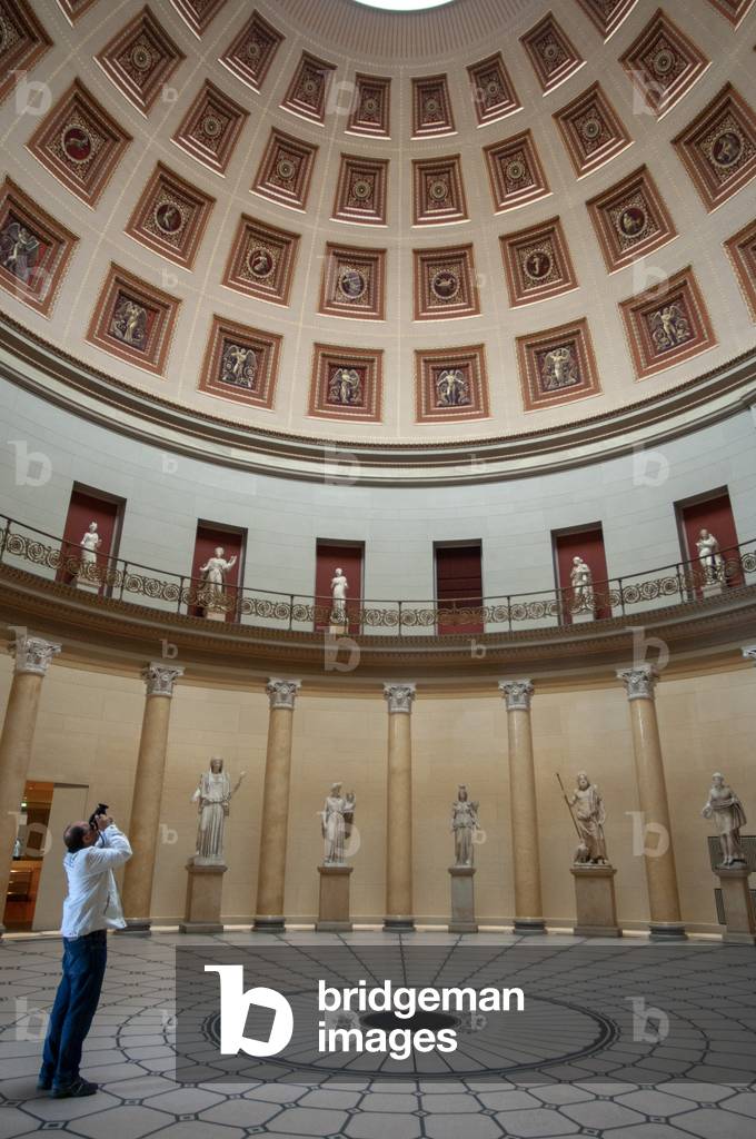 Sculptures in atrium of inside Altes Museum on Museumsinsel in Berlin, Germany (photo)