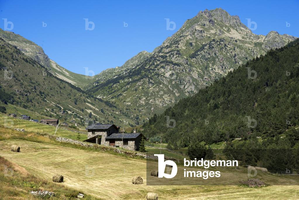 Trekking in the Vall d'Incles between Soldeu and El Tarter, Soldeu, Valira d'Orient, Pyrenees mountain, Andorra (photo)