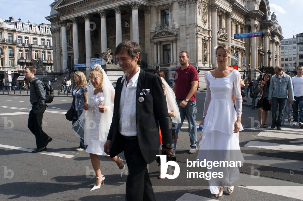 Just married couple walking in front of the stock exchange in Brussels, Belgium (photo)