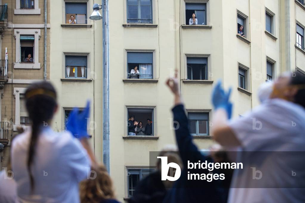 A group of doctors and health personnel from the Hospital clinic applauding those that show gratitude towards them during the coronavirus crisis, Barcelona, Spain, 9th April 2020 (photo)