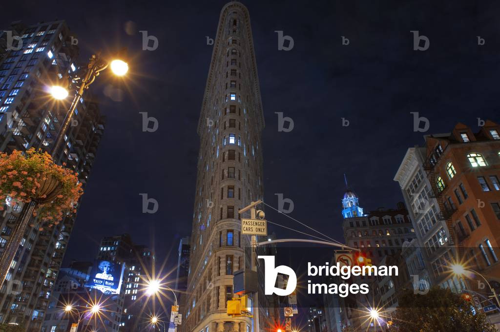 The Flatiron building at night. One of the first skyscrapers of New York City, it is located in the Flatiron District in Manhattan, USA (photo)