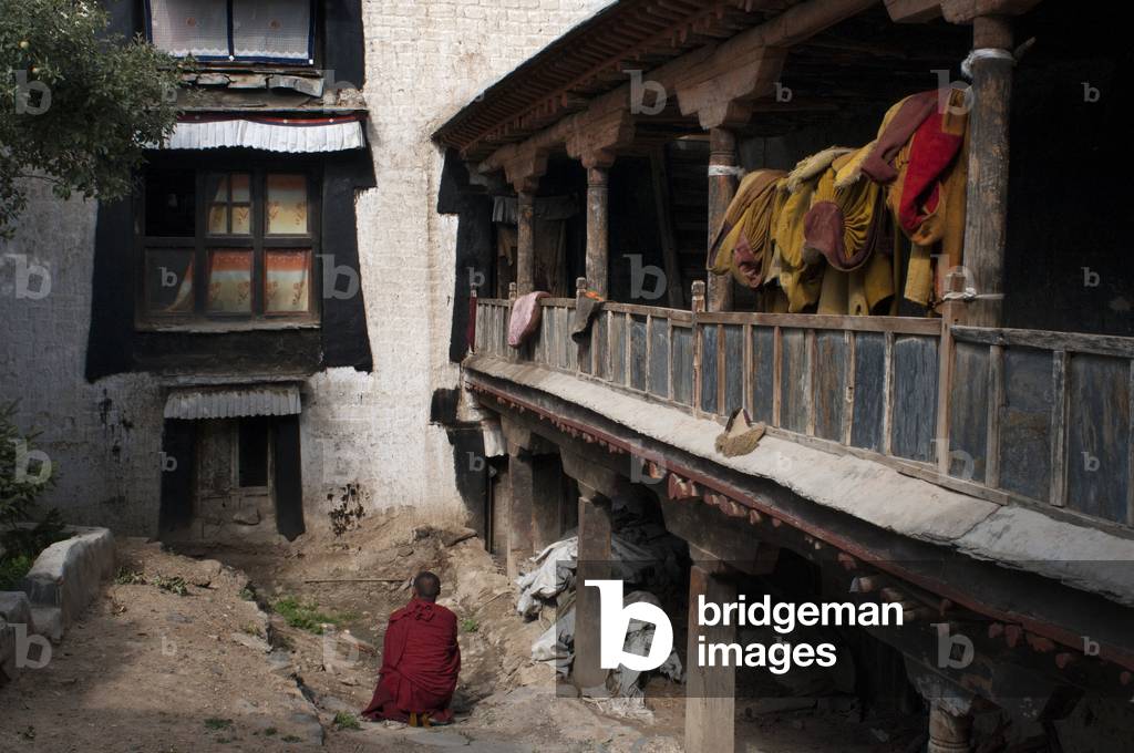 Houses of the Monks inside Tashilumpo Monastery at Shigatse, Tibet, China (photo)