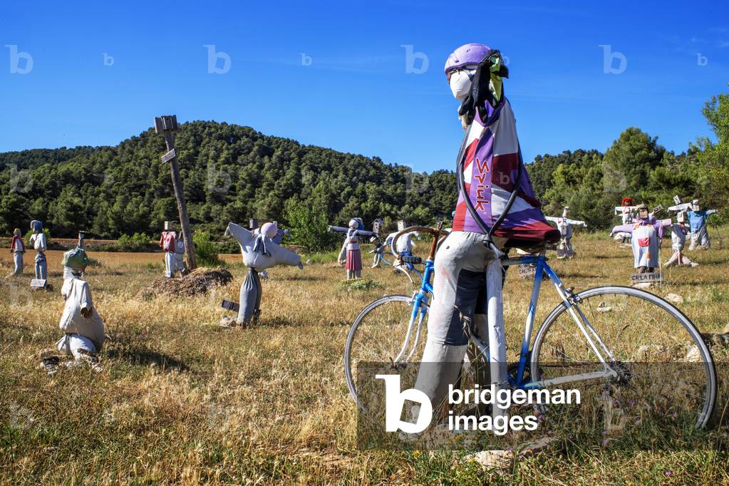 Estimaocells, scarecrows who love birds. Vallbona de les Monges, Lleida, 2021 (photo)