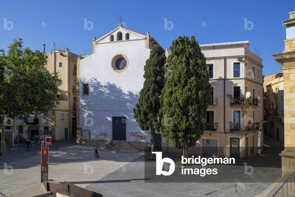 Facades of houses buildings and restaurants in the old city center, TARRAGONA, 2021 (photo)