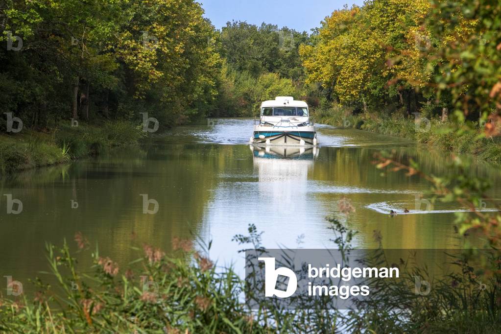 The Canal du Midi, near Carcassonne, French department of Aude, Occitanie Region, Languedoc-Rousillon France, Boats moored on the tree lined canal,  The Herminis lock or Herminis ecluse, 2020 (photo)