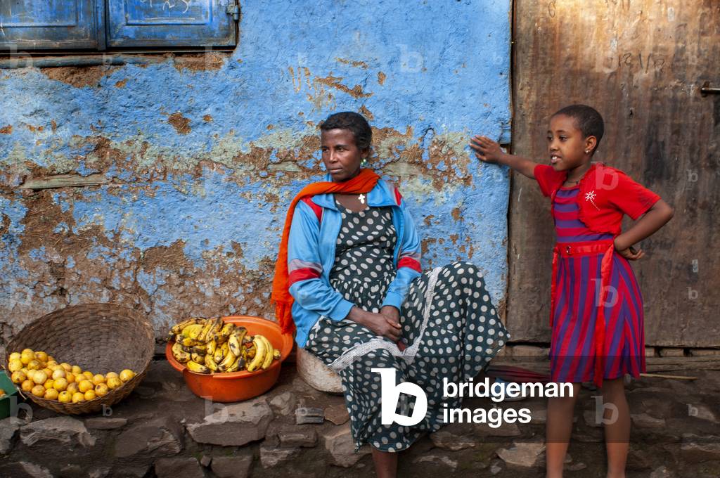 Street scene and food vendors in Gondar city, Ethiopia (photo)
