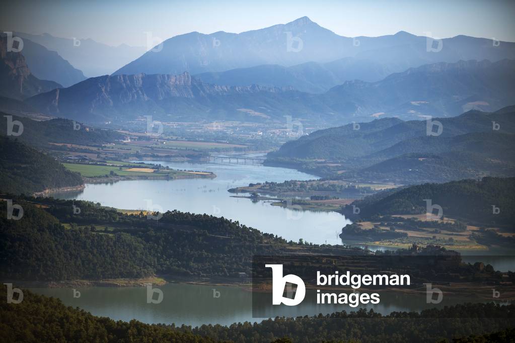 Fog around the small town of La Clua in Basella, Lleida, 2021 (photo)