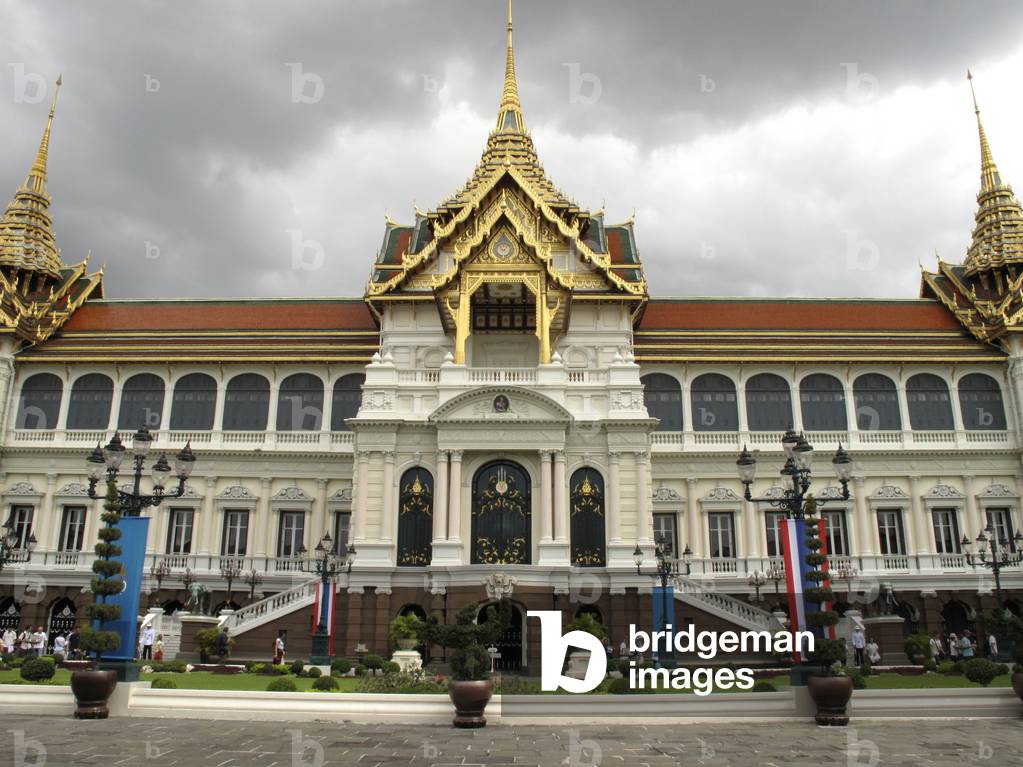 The Dusit Maha Prasat Throne Hall in the King of Thailand s Royal Grand Palace complex in Bangkok, Thailand (photo)