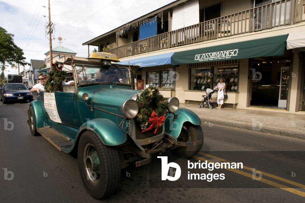 Vintage car in Lahaina, Maui, Hawaii (photo)