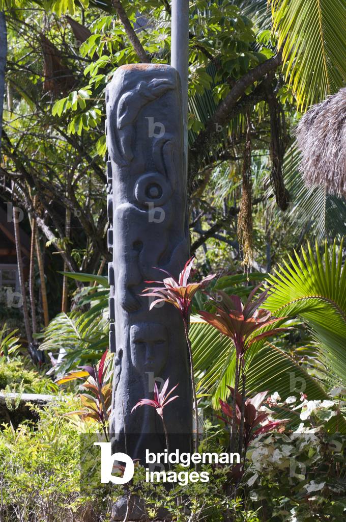 Rapa Nui Moai, stone statues from the Polynesian Cultural Center, O'ahu, Hawaii (photo)