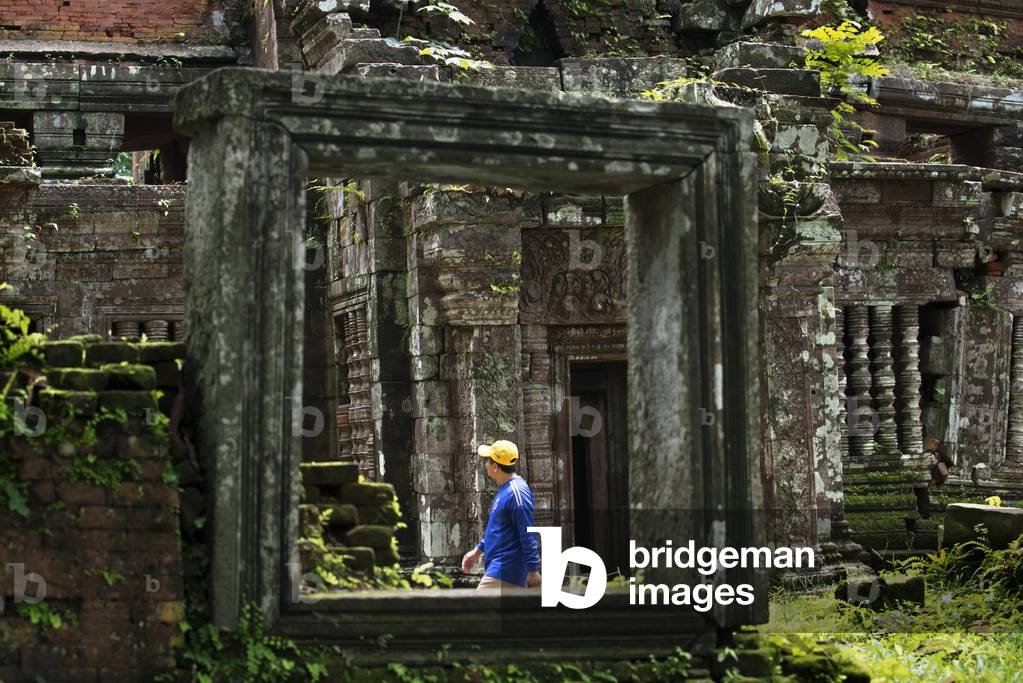Tourist in the Palace Wat Phu Champasak, Laos (photo)