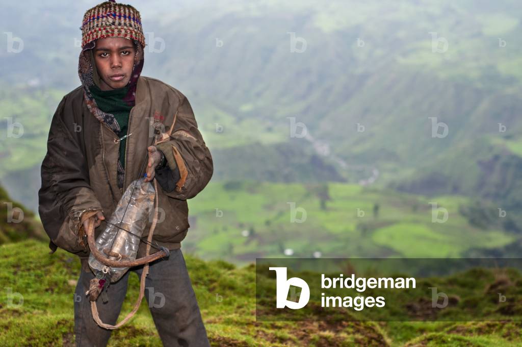 Local villagers selling rudimentary musical instruments souvenir in the Simien Mountains National Park, Amhara Region, Ethiopia  (photo)