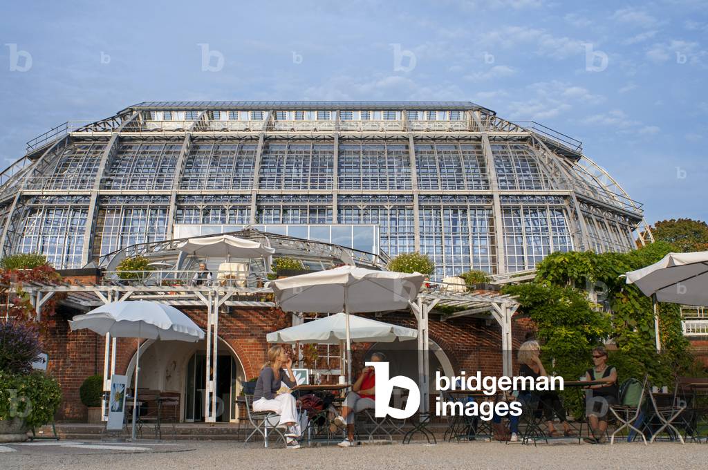 The main tropical greenhouse of Botanischer Garten, Berlin (photo)