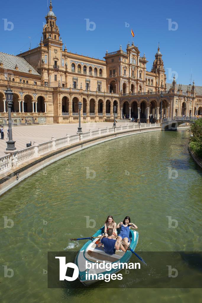Seville Plaza de Espana, view of the boating lake in the Plaza de Espana in Seville, Andalucia, Spain (photo)