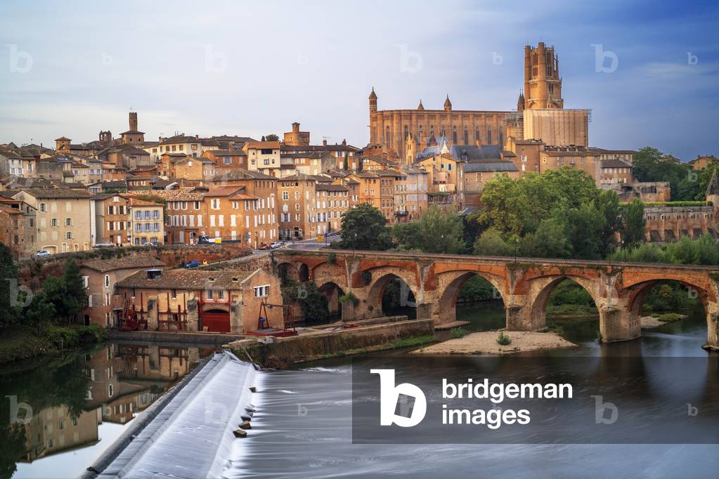 The Tarn River crossing Albi town, Pont Vieux bridge and the Church of Notre Dame du Breuil in Tarn village, Occitanie Midi Pyrenees France, 2020 (photo)