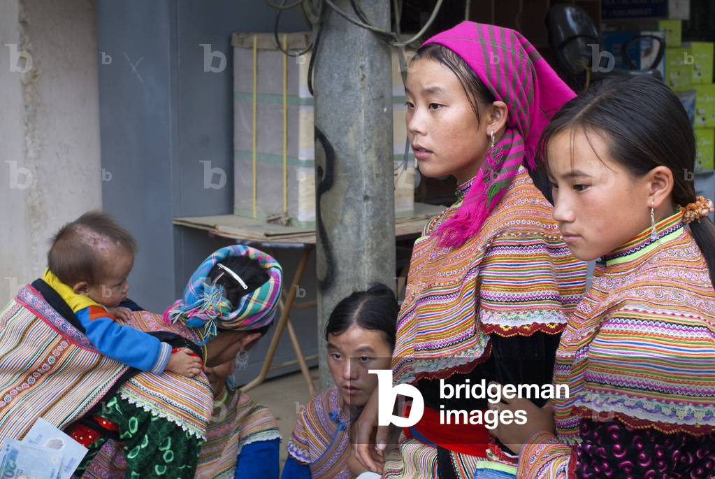 Bac Ha market, Flower Hmong people in traditional dress at weekly market, Sapa, Vietnam (photo)