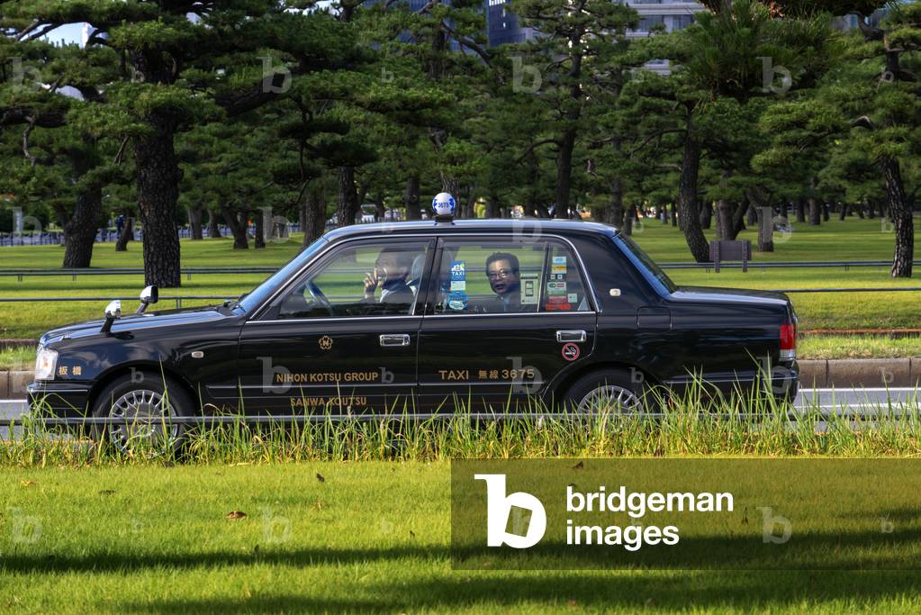 Taxi in front of Gardens of the Imperial Palace map in Tokyo city, Japan, March 2020 (photo)