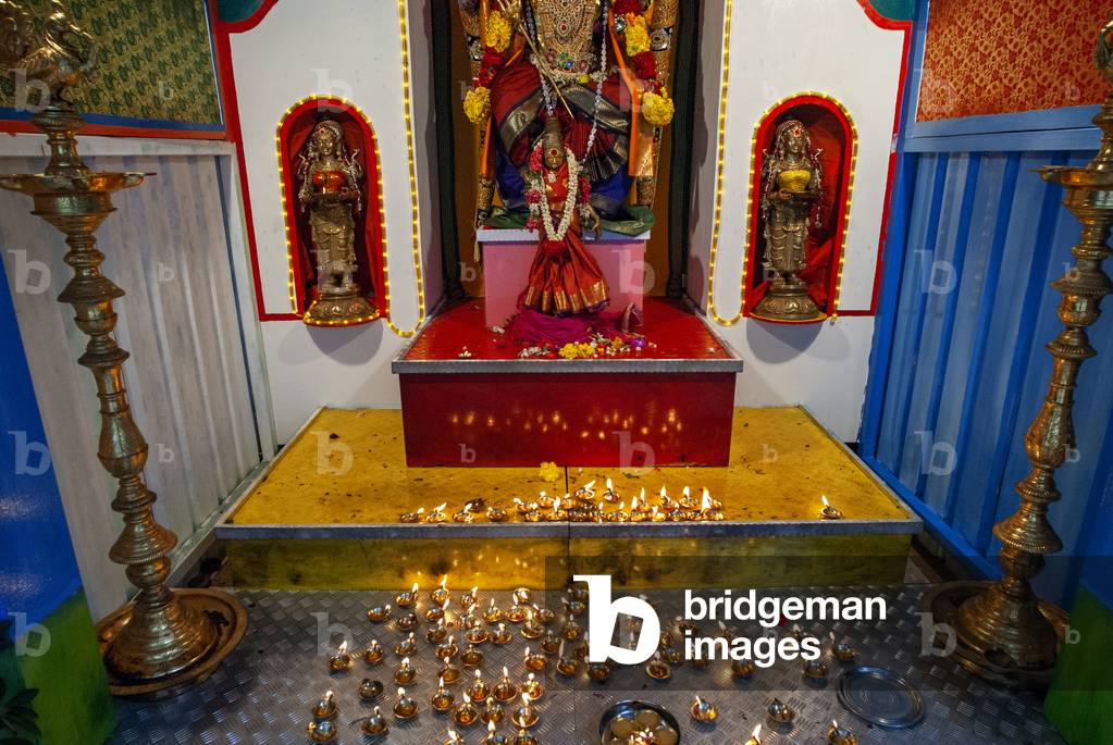 Religious ritual in a Hindu temple, Veerama Kaliamman Temple, Serangoon Road, in the Indian district, Little India, city centre, Singapore (photo)