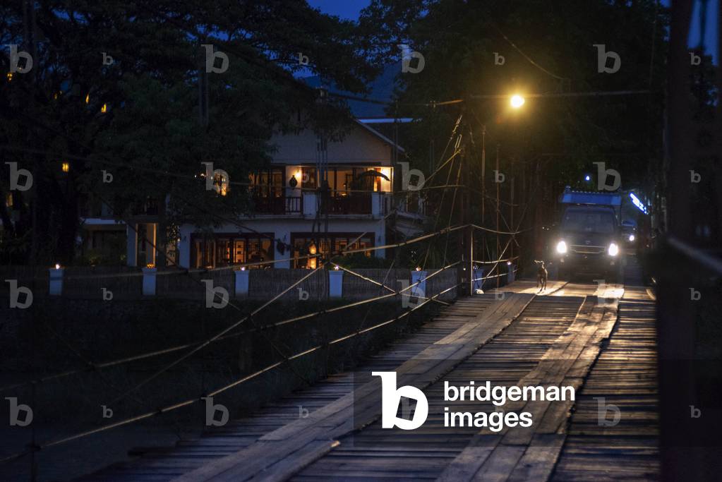 Wooden bridge across Nam Song river at Vang Vieng, Laos (photo)