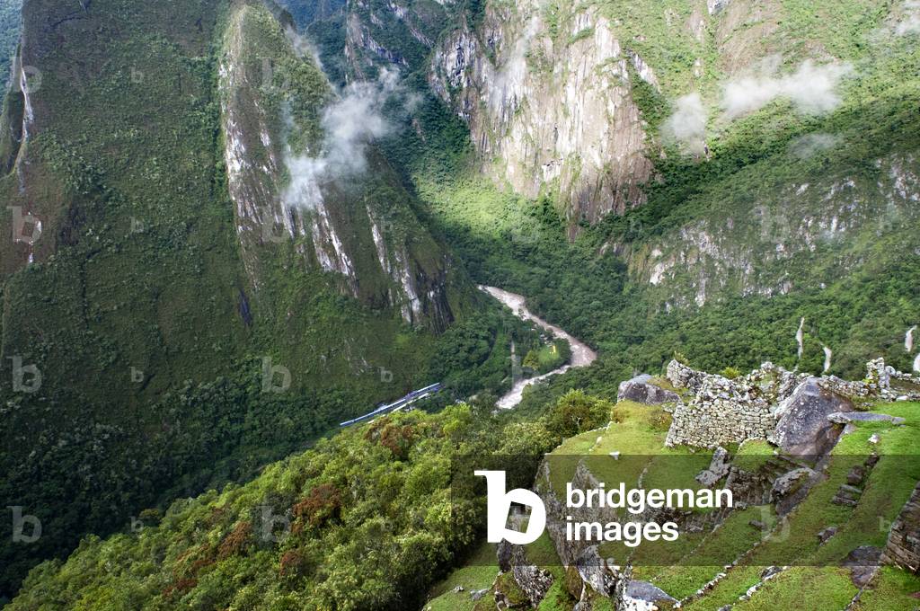 View of the winding road leading to the train des train the archaeological complex of Machu Picchu, Peru (photo)