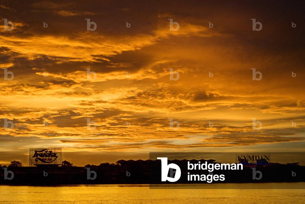 Dragon boat cuises at sunset on the river Huong (Perfume River), Vietnam (photo)