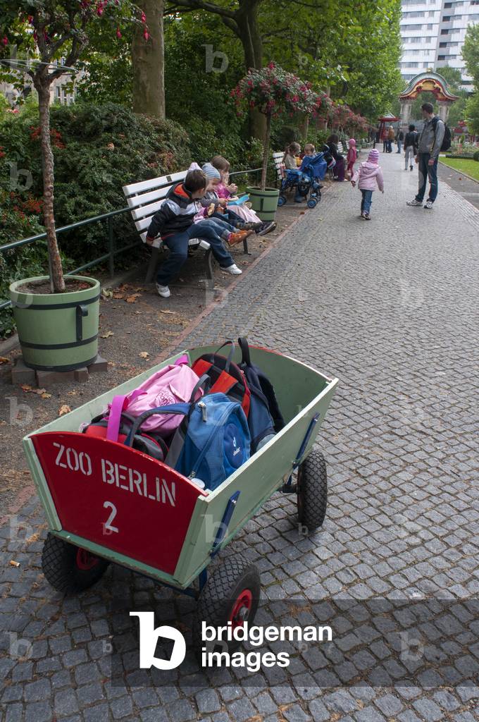 Children in Berlin Zoo / Zoological Garden in Berlin, Germany (photo)