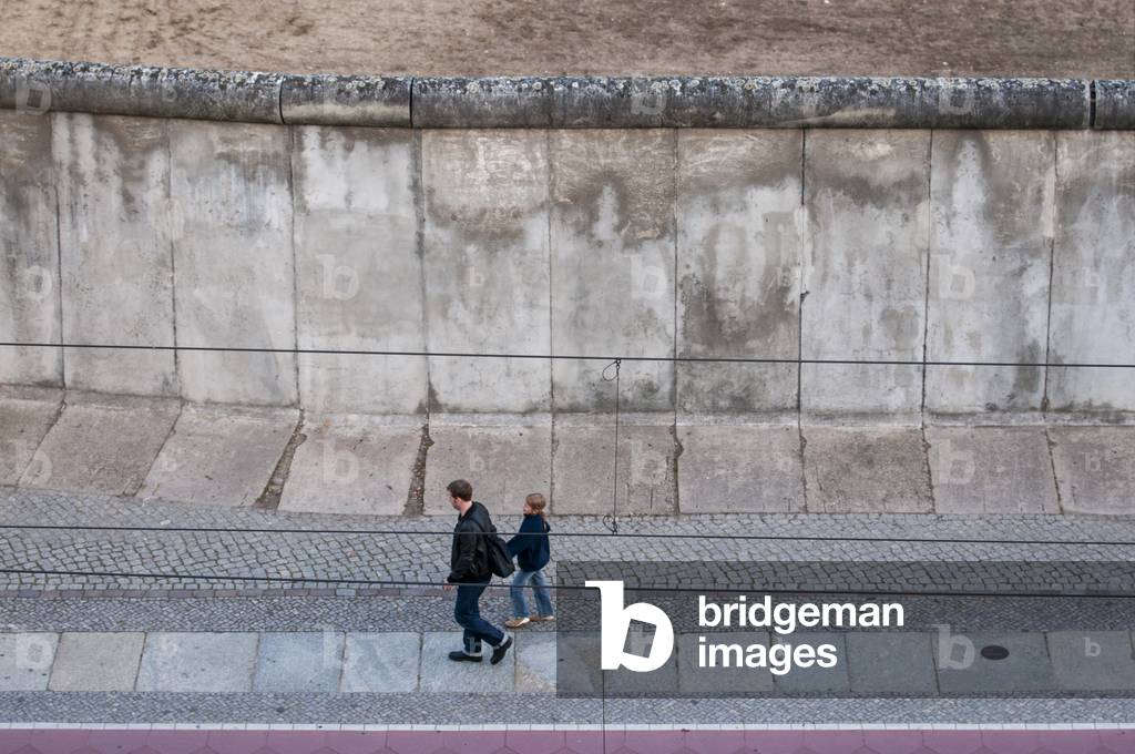 Berlin Wall Memorial - memorial for victim of the wall Ernst Mundt next to part of the original wall in Bernauerstrasse (photo)