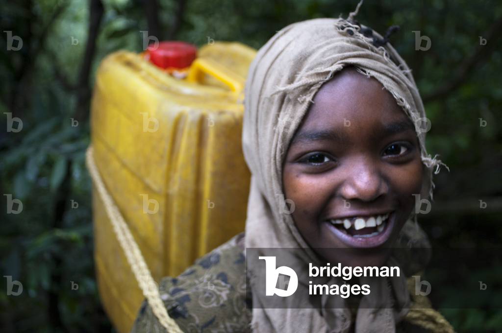 Girl collecting water from a well, Bahir Dar, Ethiopia (photo)
