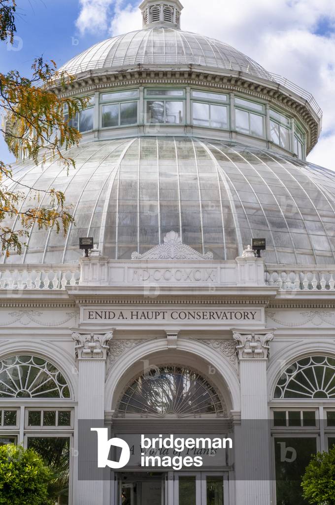 Enid A, Haupt Conservatory and pond with water lilies Greenhouse, New York Botanical Garden, Bronx, New York City, New York State, USA, 2020 (photo)