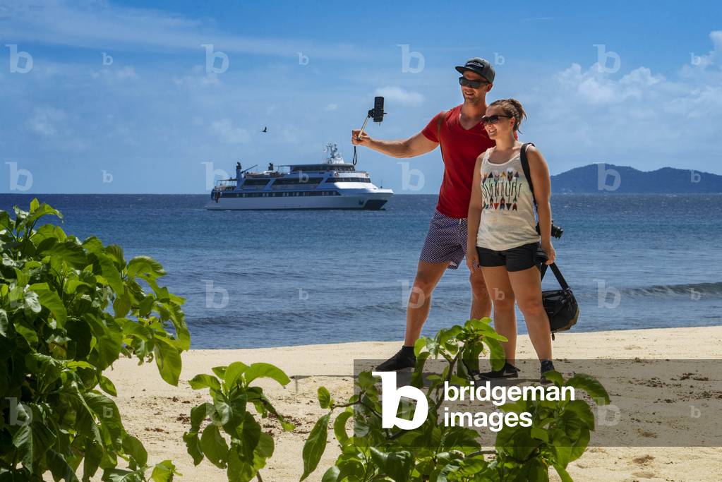Tourists in the beach of Cousin island, Seychelles (photo)