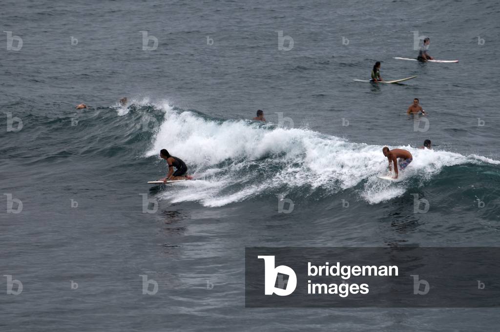 Surfers at Hookipa Beach, Maui, Hawaii (photo)