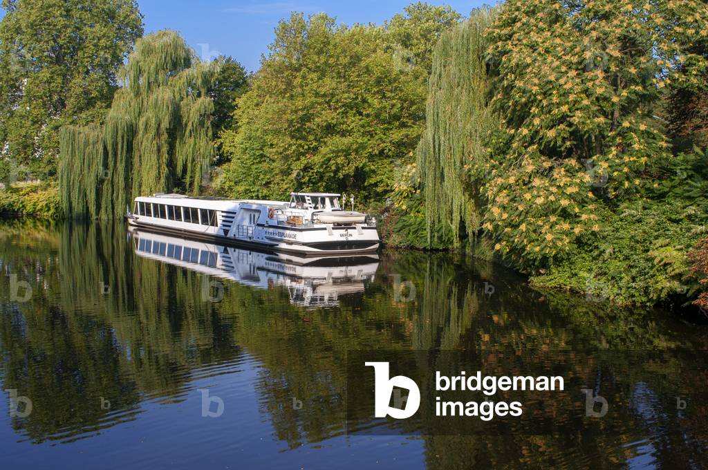 Boat excursion in the Spree river, Berlin, Germany (photo)