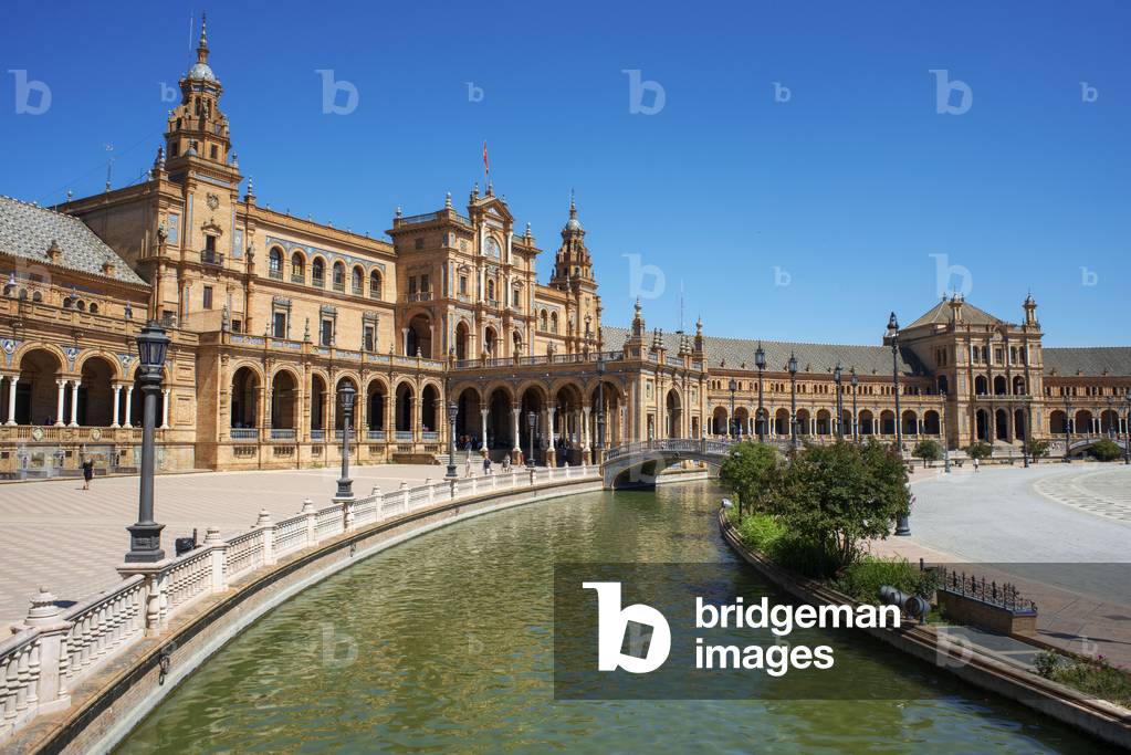 Seville Plaza de Espana, view of the boating lake in the Plaza de Espana in Seville, Andalucia, Spain (photo)