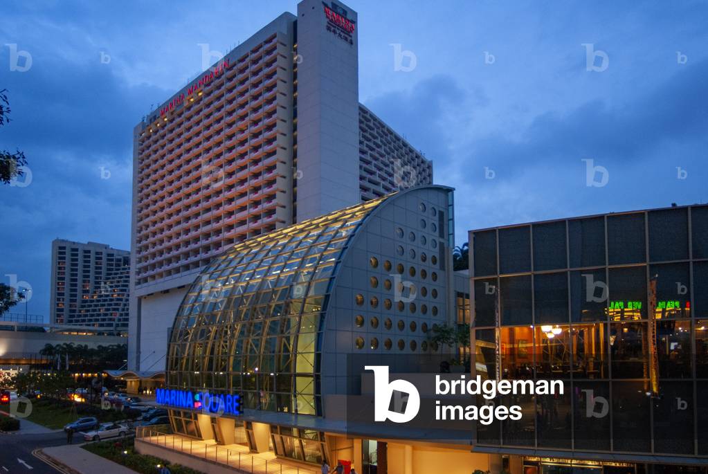 Raffles Avenue Entrance. Marina Mandarin Oriental Hotel in background, Marina Square, Singapore (photo)