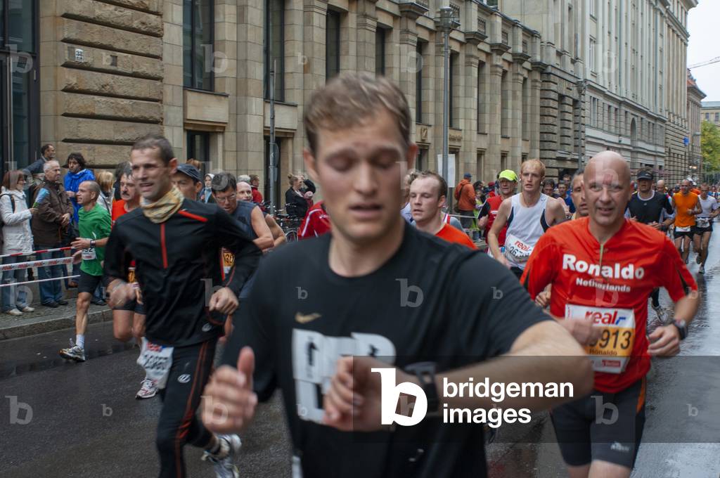 Participants of the Berlin Marathon at kilometer 40, Berlin, Germany, Europe (photo)