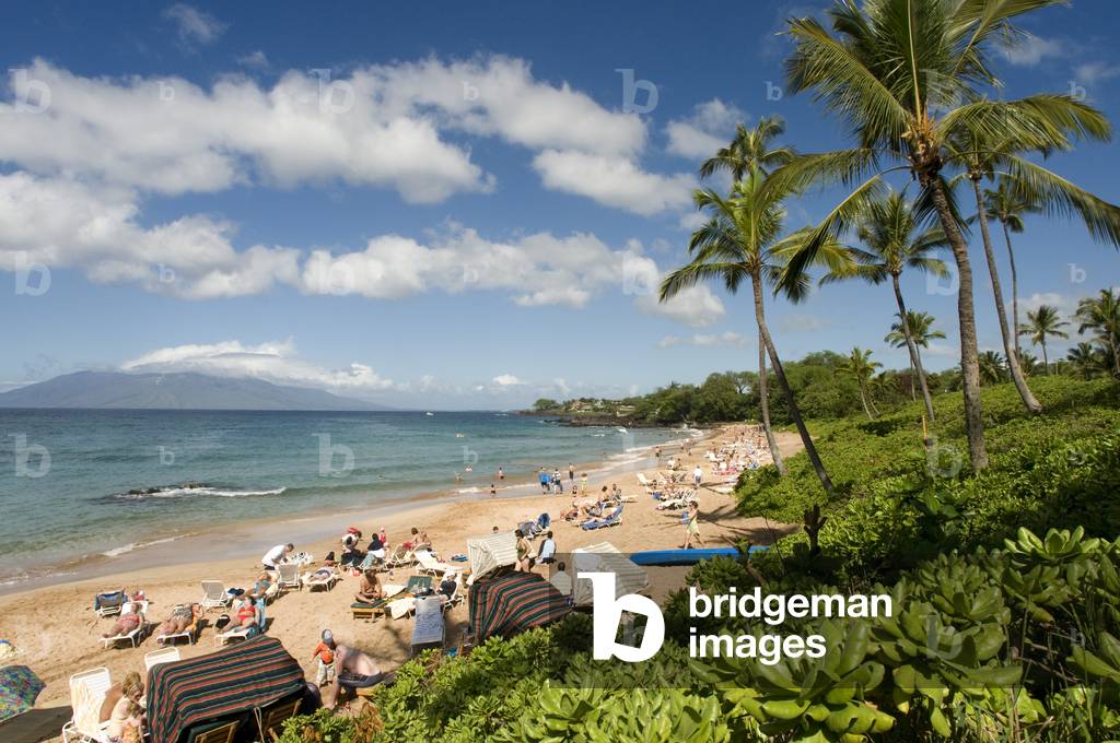 Maluaka beach on the south shore of Maui, Hawaii (photo)