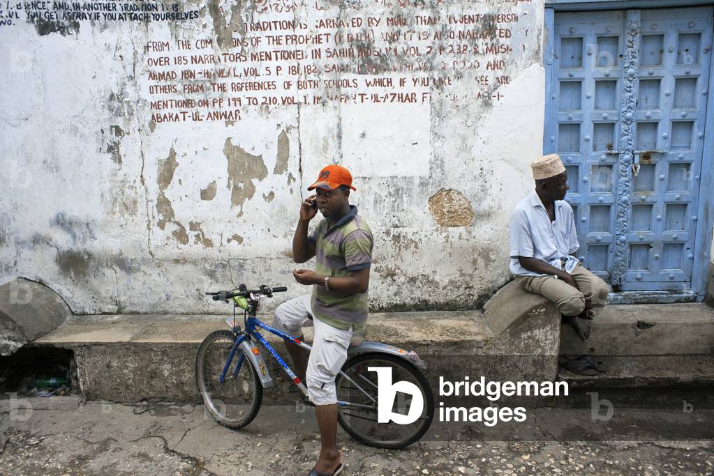 Local people and bicycle in one of Stone Town s maze of narrow streets, Zanzibar, Tanzania, Africa (photo)
