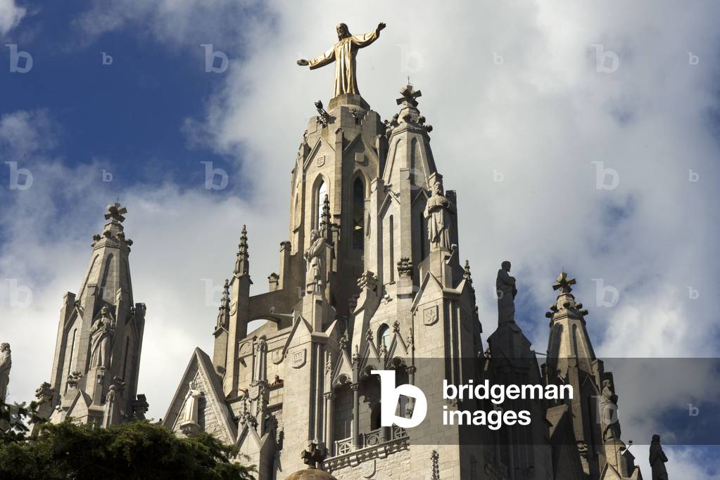 The front entrance of Temple Expiatori del Sagrat Cor, Barcelona, Spain (photo)