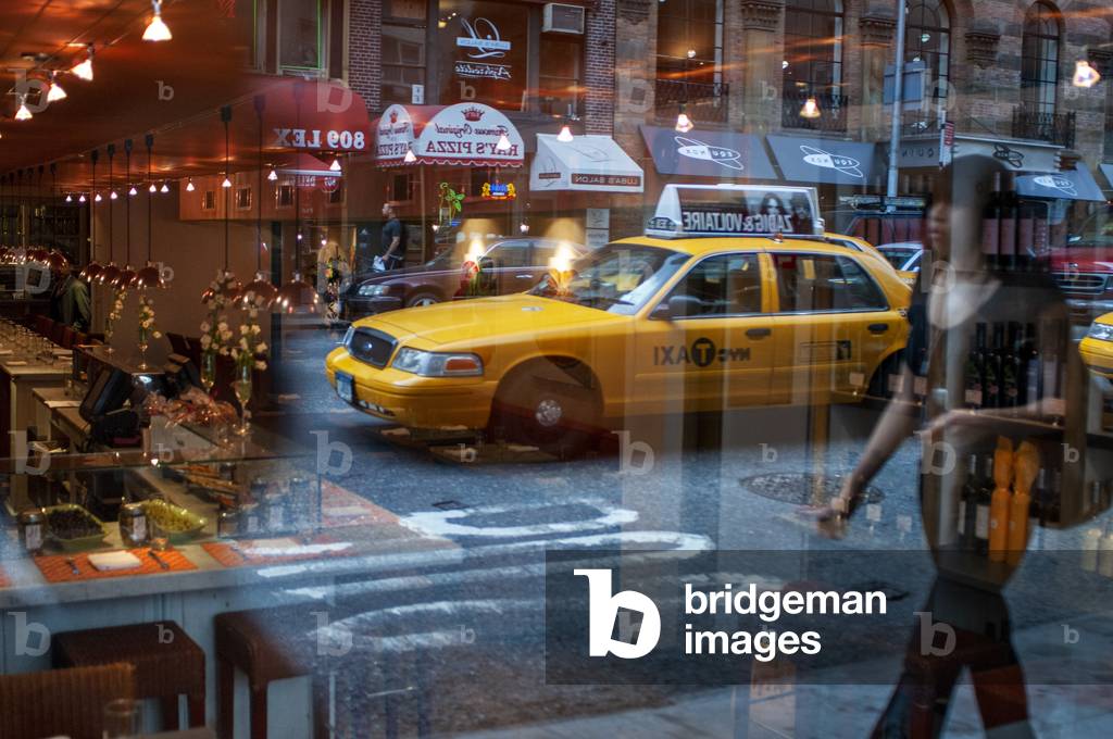 Reflection in a restaurant on the Upper East Side, New York, USA (photo)