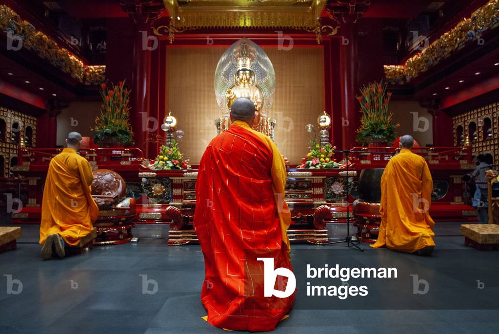 Ceremony in Ancenstral Hall Buddha Tooth Relic Temple museum in Chinatown, Singapore (photo)