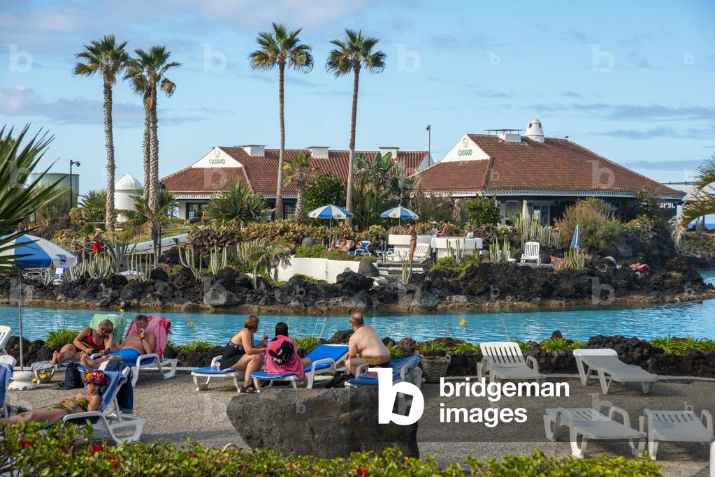 Tourists at Lago Martianez, water park designed by artist Cesar Manrique, Puerto de la Cruz, Tenerife Island, Canary Islands, Spain (photo)