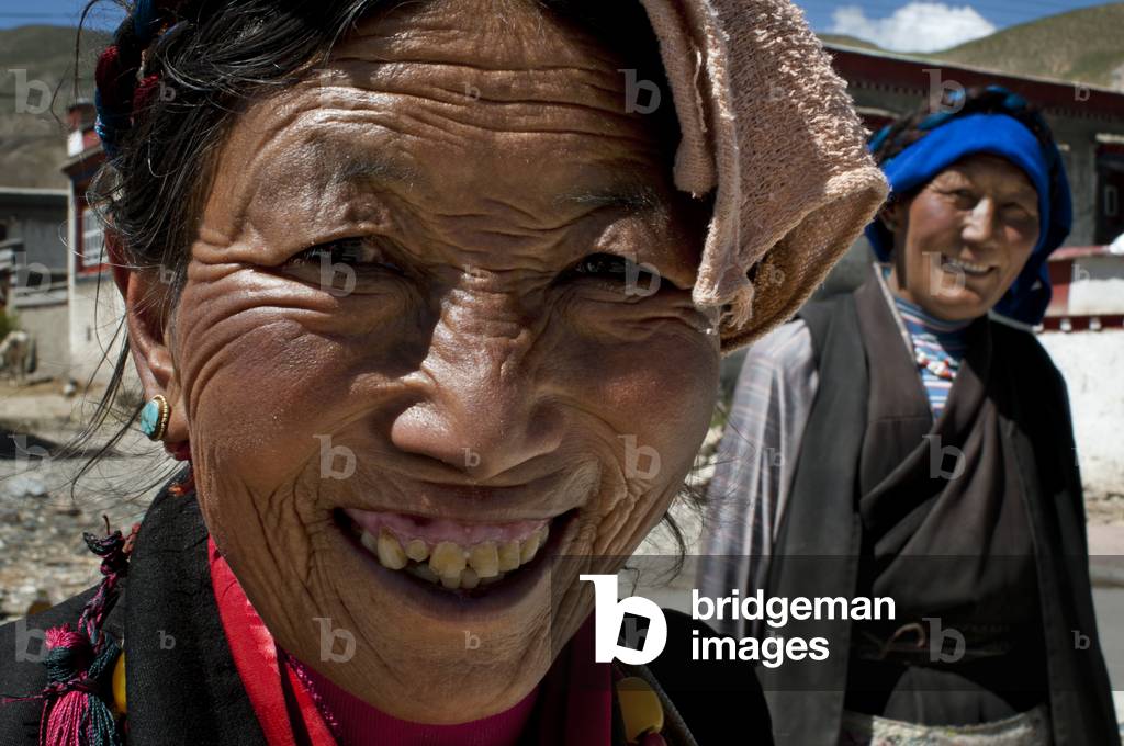 Women in the village of Bainans, located along the road separating Shigatse from Gyantse, Tibet, China (photo)