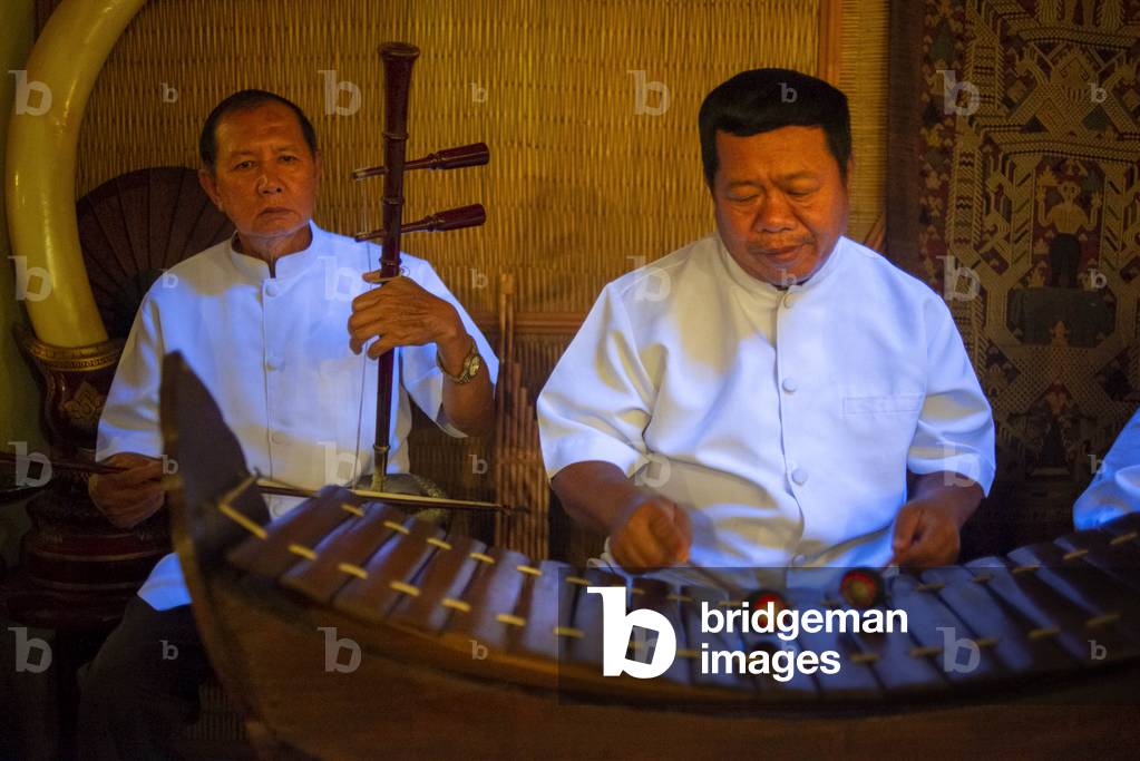 Kualao Restaurant Entertainment Rue Samsenthai local music and dances Vientiane, Laos (photo)