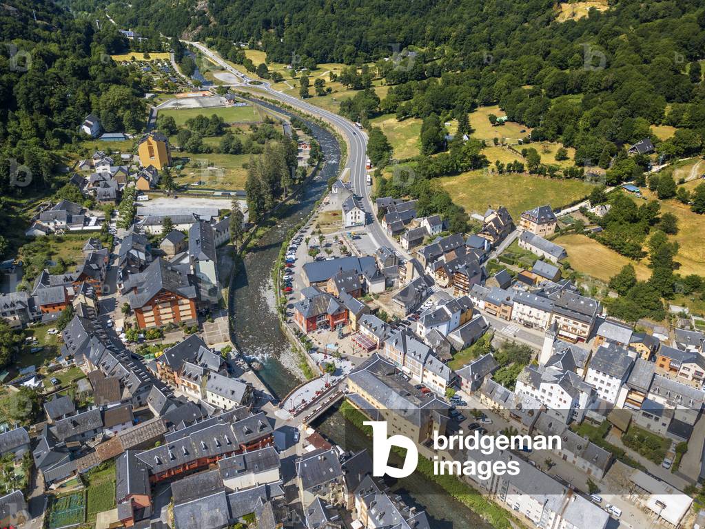 Aerial view of the Garonne River as it passes through Les, Lleida, 2021 (photo)