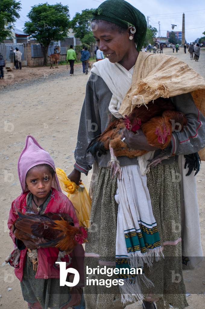 Public market in the town of Hawzen, Tigray Region, Ethiopia on a sunny day (photo)