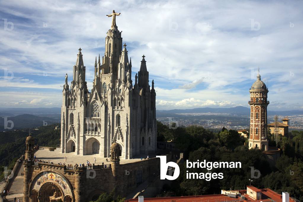 The front entrance of Temple Expiatori del Sagrat Cor, Barcelona, Spain (photo)
