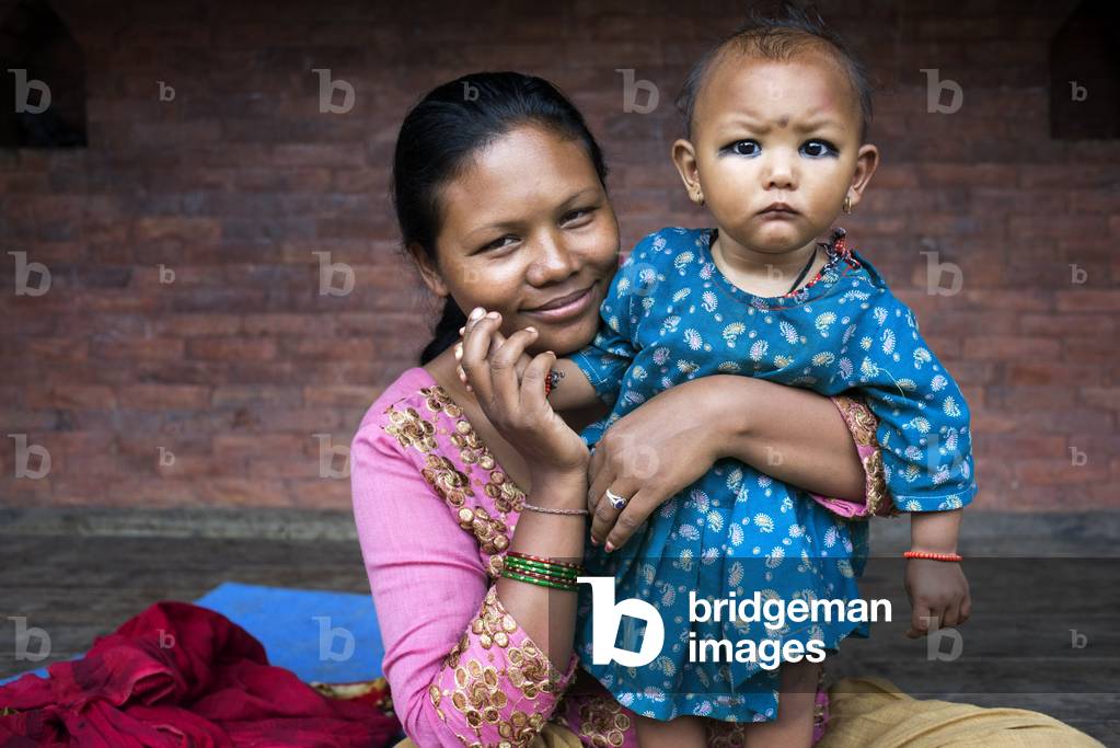 Mother with her doughter, Bhaktapur, Kathmandu Valley, Nepal (photo)